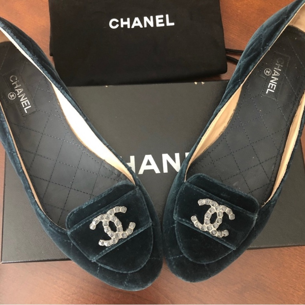 The perfect fall shoe doesn’t exi——- 🍂 CHANEL quilted ballet flat 😍